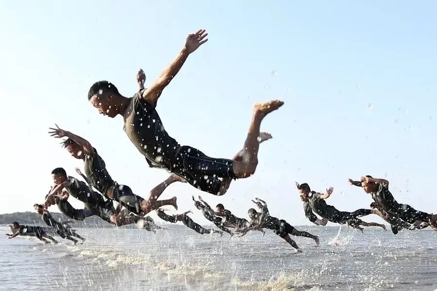 激情四溢，球员们顶着压力奋勇拼搏的简单介绍