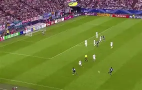 巴萨中场传威胁球，助攻为队建功的简单介绍