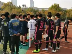 踢球英姿飒爽 踢球英姿飒爽